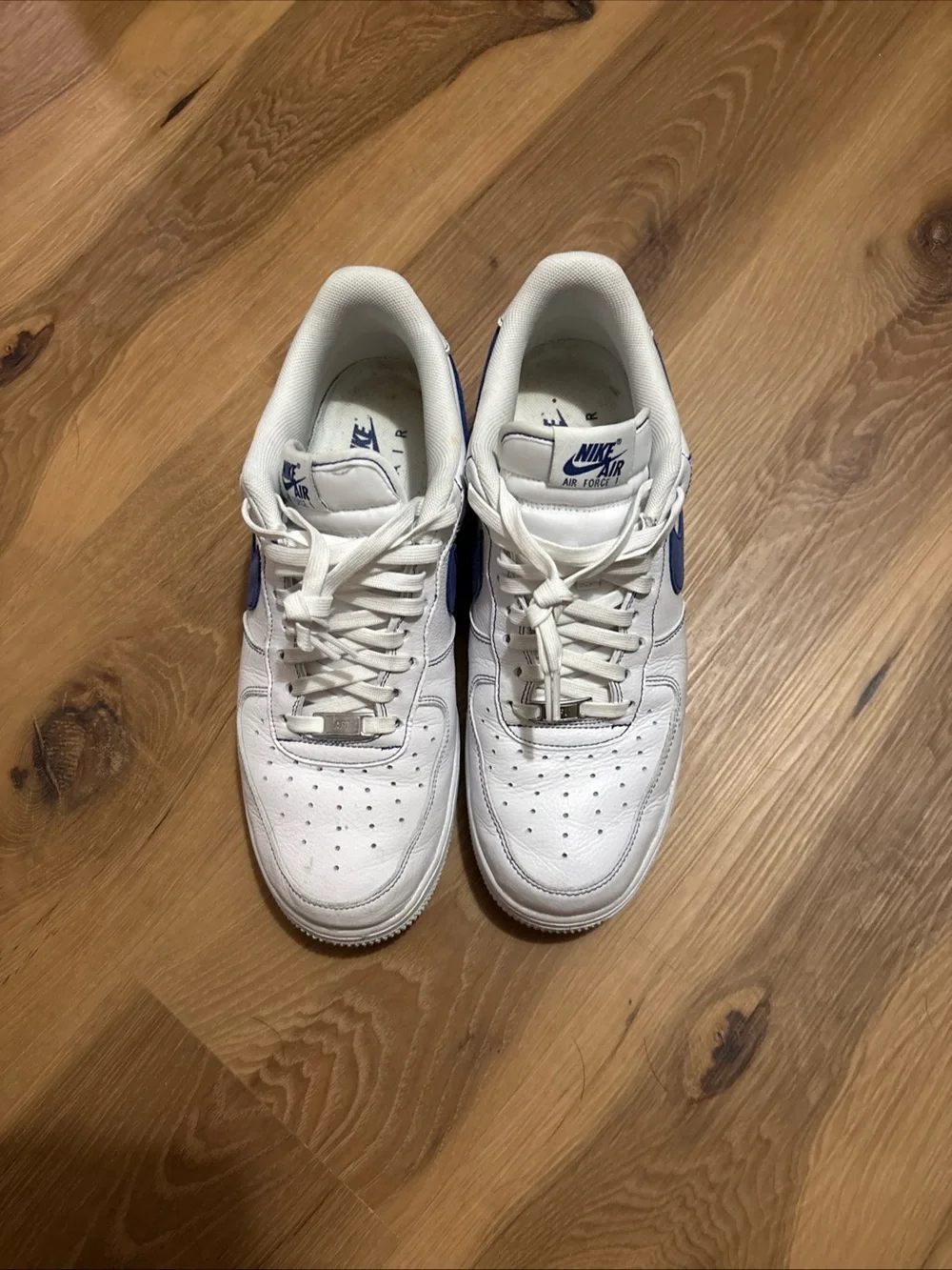 Nike Men's Low-Top Sneakers in White with Blue Swoosh